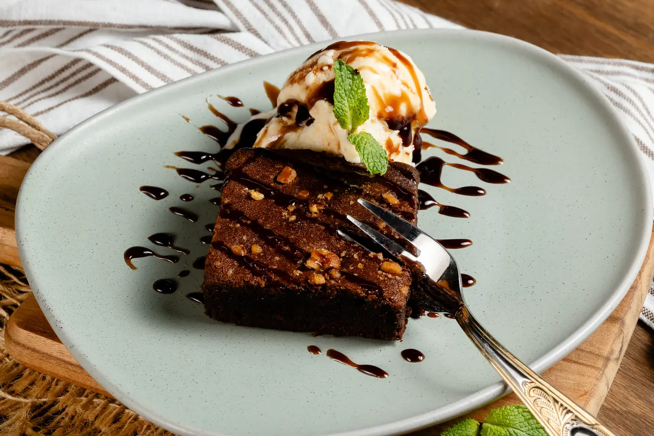 Brownie Candy com textura macia e cobertura de chocolate