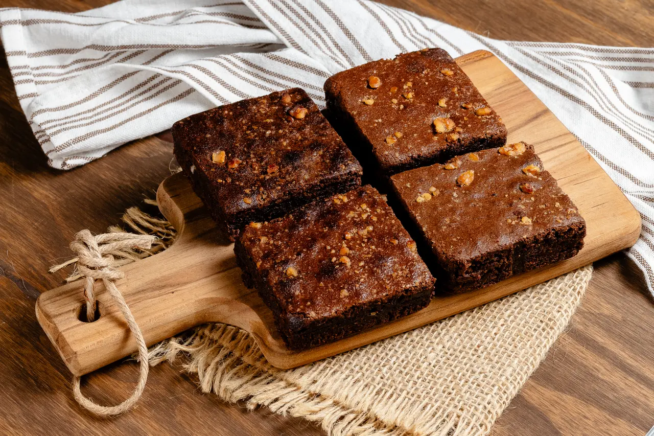 Seleção de brownies Candy apresentada em tábua de madeira