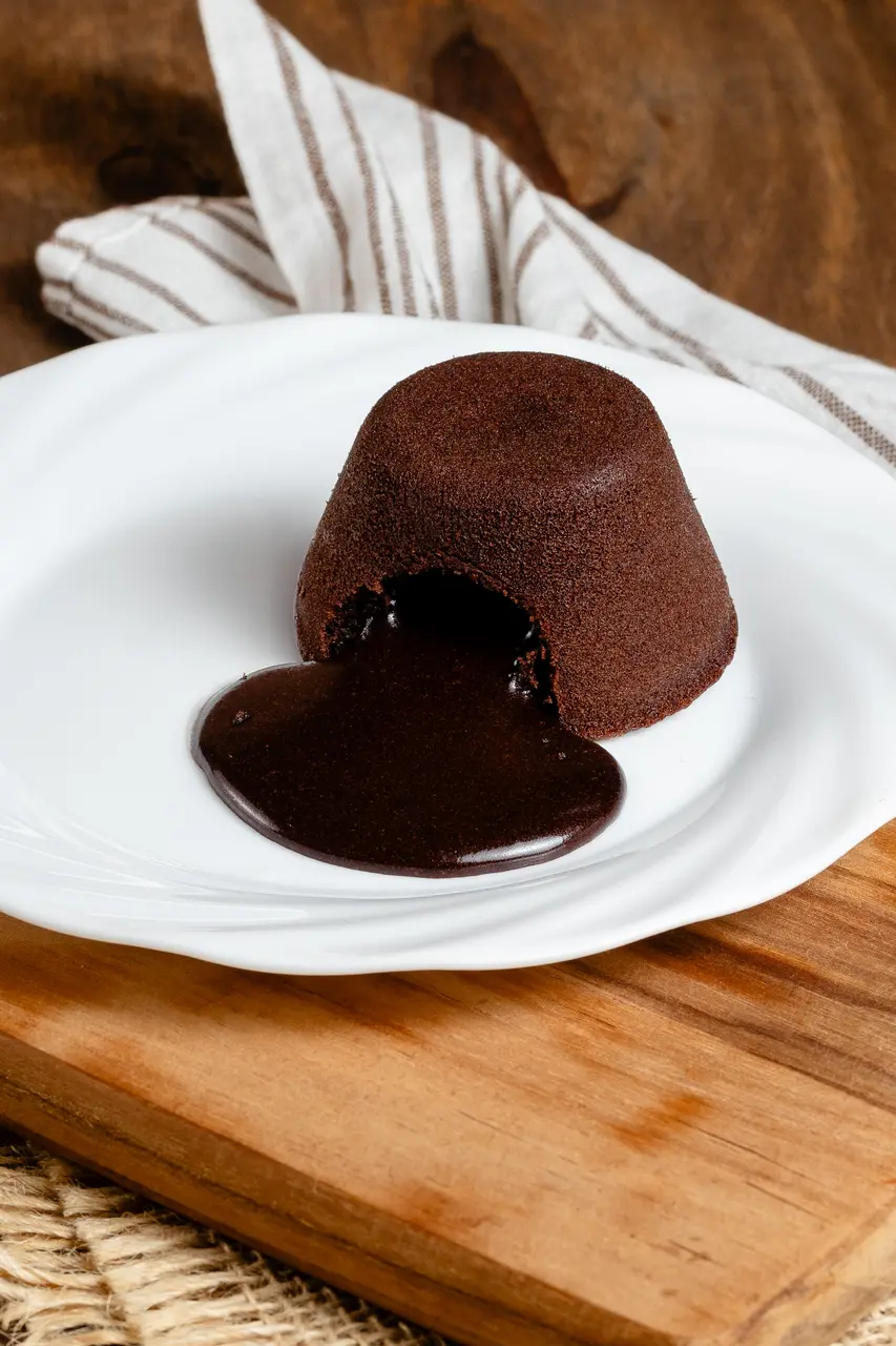 Petit Gâteau Candy aberto, revelando o recheio cremoso de chocolate